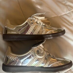 I N S P O Silver Sneakers for Style and Comfort DHG